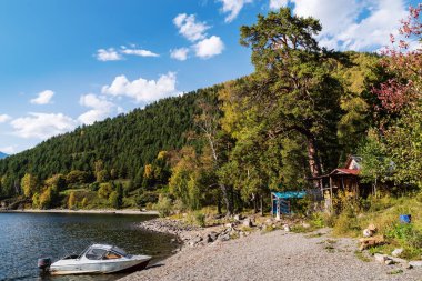 Dağ gölünün kıyısındaki motorlu tekne. Düş! Rusya, Altai Cumhuriyeti, Teletskoye Gölü