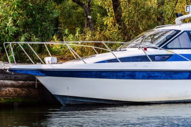 Dağ gölünün kıyısındaki rıhtıma demirlemiş bir eğlence gemisi. Düş! Rusya, Altai Cumhuriyeti, Teletskoye Gölü