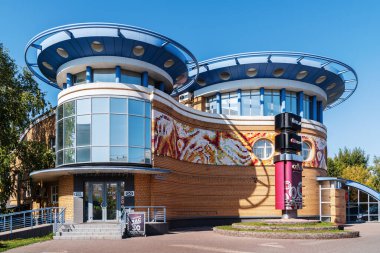 Barnaul, Altai Bölgesi, Rusya - 22 Eylül 2019 Kalinina Bulvarı 'ndaki Lexx Restoranı