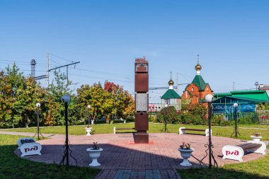 Barnaul, Altai Bölgesi, Rusya - 22 Eylül 2019: Altai Demiryolu 'nun yüzüncü yılı onuruna bir çelik