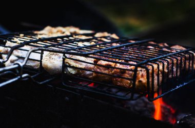 Barbekü ızgara tavuk ve domuz kaburga