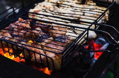 Barbekü ızgara tavuk ve domuz kaburga