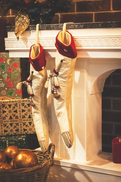 Sala de Natal e decoração. Meias de Natal na lareira, presentes, velas vintage — Fotografia de Stock