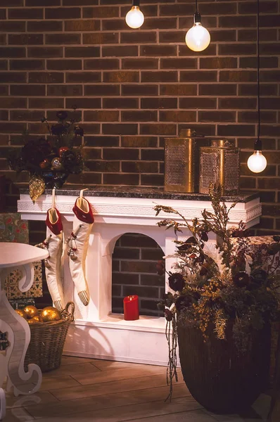 Sala de Natal e decoração. Meias de Natal na lareira, presentes, velas vintage — Fotografia de Stock
