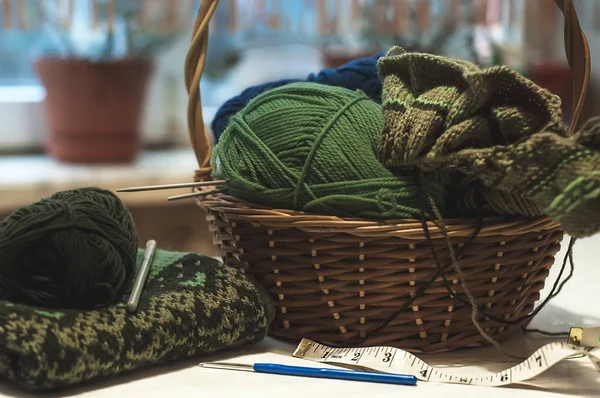 Jersey de punto norway con agujas de punto e hilo de lana en cesta. freelance, hobby, concepto de hogar — Foto de Stock