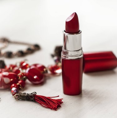 Açık kırmızı ruj kolye üzerinde beyaz arka plan ile. Ruj odaklan. Güzellik makyaj kavramı