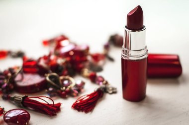 Açık kırmızı ruj kolye üzerinde beyaz arka plan ile. Ruj odaklan. Güzellik makyaj kavramı