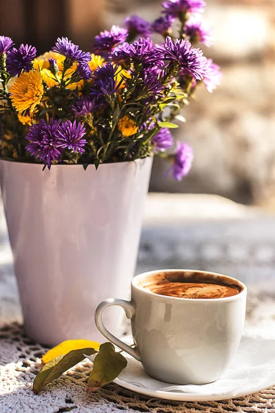 Fincan espresso kahve ve çiçekler buket tığ işi dantel masa örtüsü ile masada