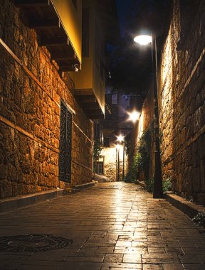 Eski şehir sokak, taş merdiven, gece ışıkları. Nightscapes Kaleiçi, Antalya, Türkiye
