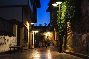 Eski şehir sokak, taş merdiven, gece ışıkları. Nightscapes Kaleiçi, Antalya, Türkiye