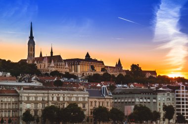 Budapeşte cityscape - Fisherman's Bastion görünümü gün batımında