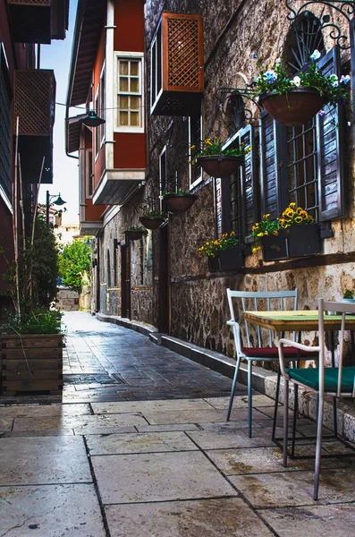Café de rue de la vieille ville, murs en pierre et escalier, décoration. Paysage urbain Kaleici, Antalya — Photo