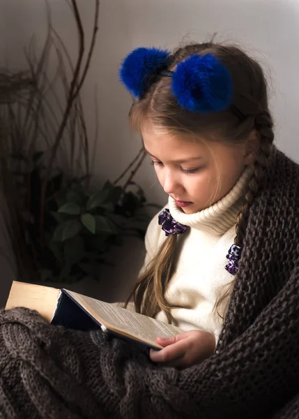 Kitap okuma örgü Atkılar halı uzun saçlı güzel kız