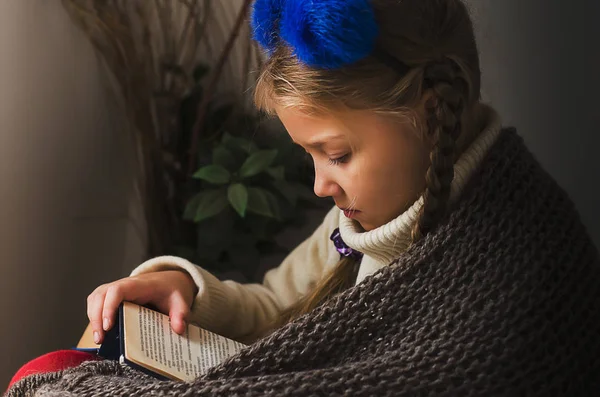 Kitap okuma örgü Atkılar halı uzun saçlı güzel kız