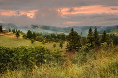 Dağ çayır dramatik gökyüzü ile yol. Kırsal dağlar manzara