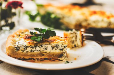 Ispanak ve peynir ile dilimlenmiş pasta. 