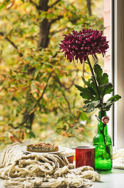 Sonbahar natürmort çiçek vazo, dilim peynir, çay veya kahve ve örgü kilim