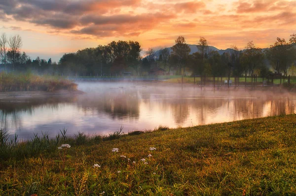 Туманный утренний восход солнца на озере Стоковая Картинка