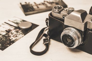 Vintage fotoğraf makinesi instagram retro filtre efekti ile ahşap arka plan üzerinde kahverengi retro deri durum tutucu