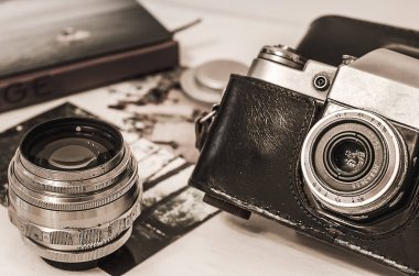 Vintage fotoğraf makinesi kahverengi retro deri durum tutucu instagram retro filtre efekti ile ahşap arka plan üzerinde eski lens ile