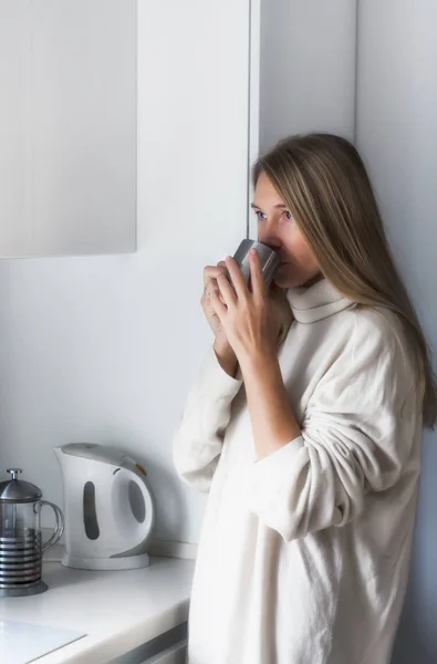 Hermosa Mujer Con Pelo Largo Rubio Despierta Queda Cerca Ventana — Foto de Stock