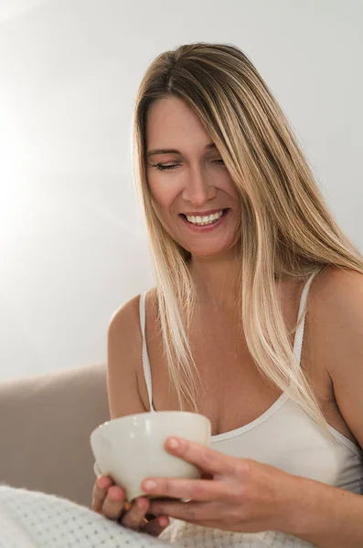 Hermosa Mujer Con Pelo Largo Rubio Despierta Sienta Cama Con — Foto de Stock