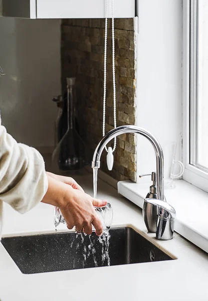 Женщина Руки Мыть Посуду Наливать Стекло Бегущей Пресной Питьевой Водой Лицензионные Стоковые Фото