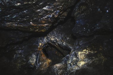Ağız açılış mağara. Cliff kayalarda mağara girişi. Seyahat keşif tehlike kavram. Mlynky alçı taşı Mağarası, Ukrayna