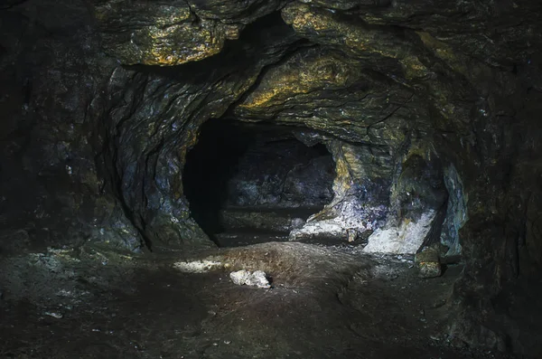 Пещерный Рот Открывается Вход Пещеру Скалах Концепция Опасности Путешествия Млынская Стоковое Изображение