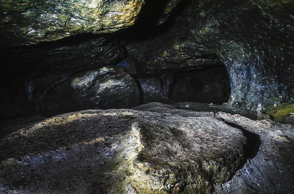 Пещерный Рот Открывается Вход Пещеру Скалах Концепция Опасности Путешествия Млынская Стоковое Фото