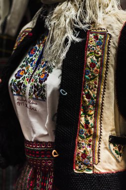 Geleneksel Ukrayna kostüm, işlemeli süs ve desen retro etnik giysiler