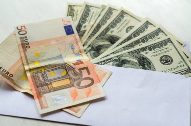 Closeup zarftan beyaz arka plan üzerinde banknot dolu. Yolsuzluk ve rüşvet kavramı