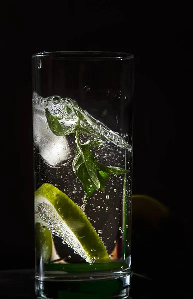 Cold Fresh Water Bubbles Lime Ice Mint Glass Black Background — Stock Photo, Image