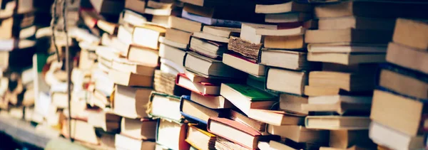 Kitapçıda yığınla kitap var.
