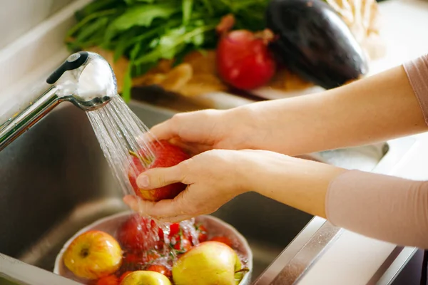 Obst Waschen Der Küche Weiße Hände lizenzfreie Stockfotos