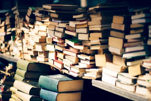 Kitapçıda yığınla kitap var.