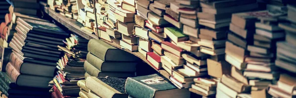 Kitapçıda yığınla kitap afişi.