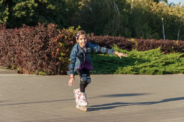 La jeune fille qui fait du roller. Mode de vie sain . — Photo