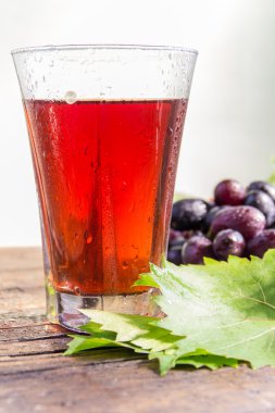 Üzüm suyu ve üzüm yeşil yaprakları ile bir küme.
