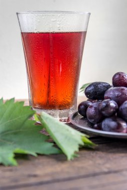 Üzüm suyu ve üzüm yeşil yaprakları ile bir küme.