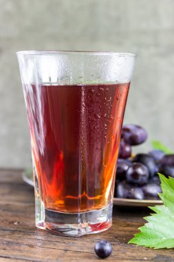 Üzüm suyu ve üzüm yeşil yaprakları ile bir küme.