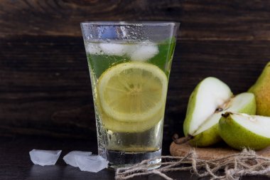 Limonata limon ve nane karanlık bir arka plan üzerinde olgun armut.