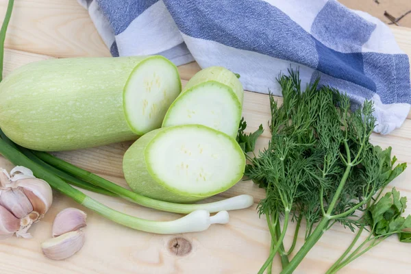 Zucchini segar dengan jamur dan herbal. Konsep makanan sehat. . — Stok Foto