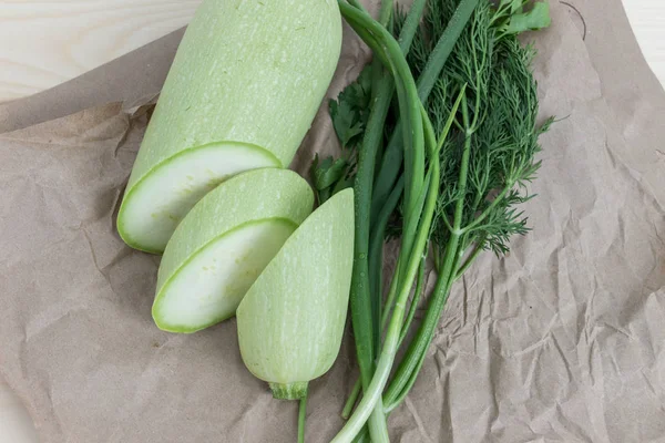 Verse courgette met paddestoelen en kruiden. Begrip van gezond eten. — Stockfoto