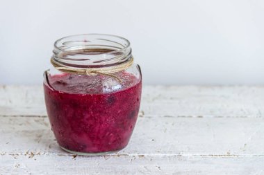 Siyah frenk üzümü ve çilek jöleli. Sonbahar koruma. İyileşmek