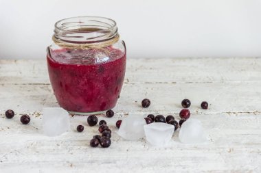 Siyah frenk üzümü ve çilek jöleli. Sonbahar koruma. İyileşmek