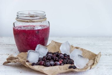 Siyah frenk üzümü ve çilek jöleli. Sonbahar koruma. İyileşmek