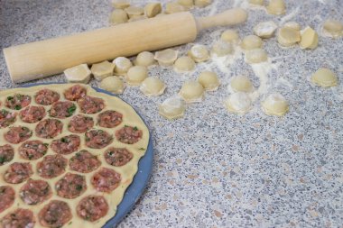 Mantı pişirme. Ev yemekleri. Sağlıklı gıda.