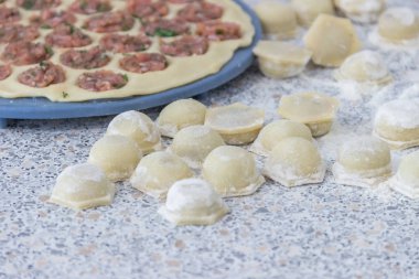 Mantı pişirme. Ev yemekleri. Sağlıklı gıda.