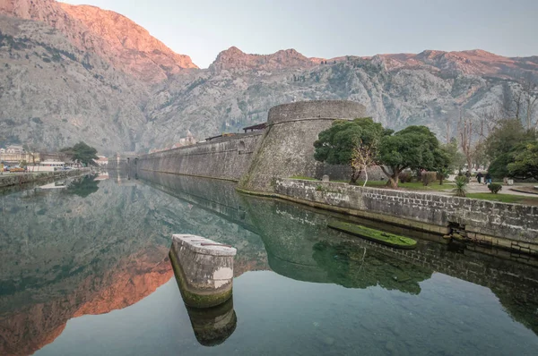Kotor stad muur fortificaties, montenegro — Stockfoto
